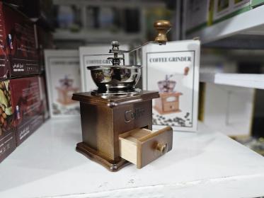    مطحنة القهوة الكلاسيكية اليدوية